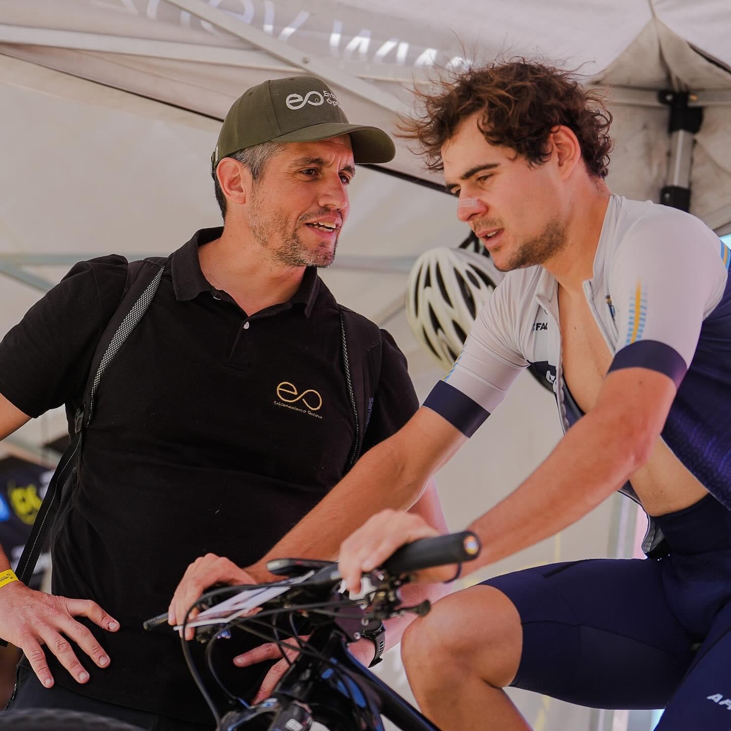 ¿Cuáles son las demandas fisiológicas que enfrenta un triatleta profesional para hacer un Ironman en 7 horas?